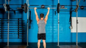 Overhead Press giúp phát triển của cơ ngực cuồn cuộn, mạnh mẽ.