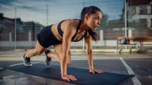 Mountain Climbers tác động lên cơ bụng, cơ lưng, cơ vai, và cả cơ chân.