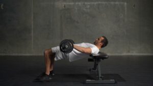 Barbell Hip Thrust tác động trực tiếp đến cơ mông, giúp mông săn chắc hơn.