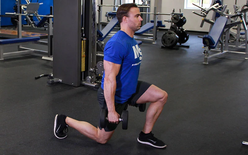 Tập Lunge với tạ đơn giúp tăng cường sức mạnh cơ mông.