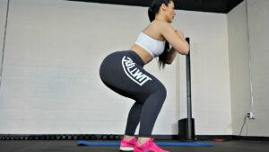 Squat mông thường xuyên giúp tăng vòng 3 cho nữ nhanh chóng.