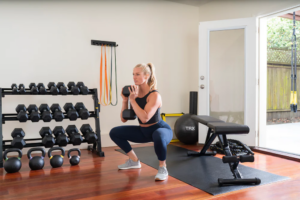 Bài tập Squat kết hợp với dùng tạ đơn giúp mông căng tròn.