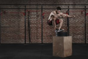 Box Jumps tăng cường cả sự phản xạ và sức mạnh cơ bắp chân.