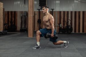 Dumbbell Lunges phát triển cơ mông và đùi.