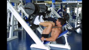 Leg Press giúp phát triển mạnh mẽ cả cơ đùi và mông.