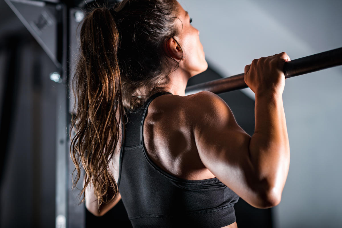 Pull-Up hít xà đơn là bài tập lưng cho nữ giúp phát triển cơ lưng xô và cơ vai hiệu quả nhanh.