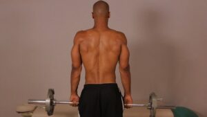 Barbell Shrug nhằm chủ yếu vào cơ vai trên.