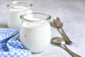 Các thực phẩm giàu Probiotic như sữa chua, súp miso, món ngâm chua,...