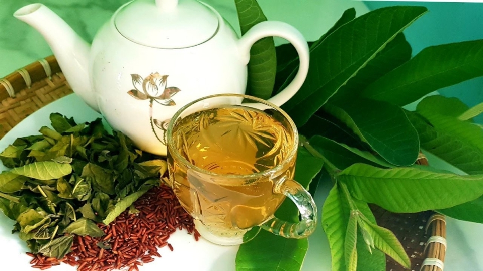 Uống trà ổi kết hợp với chanh tươi thanh lọc cơ thể, giảm cân hiệu quả.