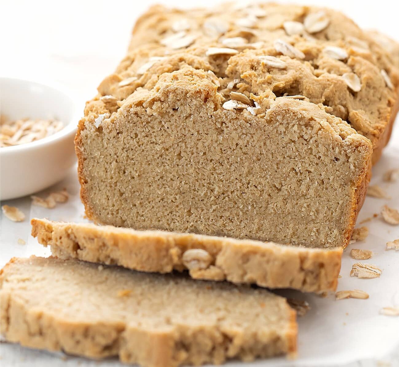 Bánh mì yến mạch phù hợp cho những người đang muốn giảm cân hoặc ăn kiêng.