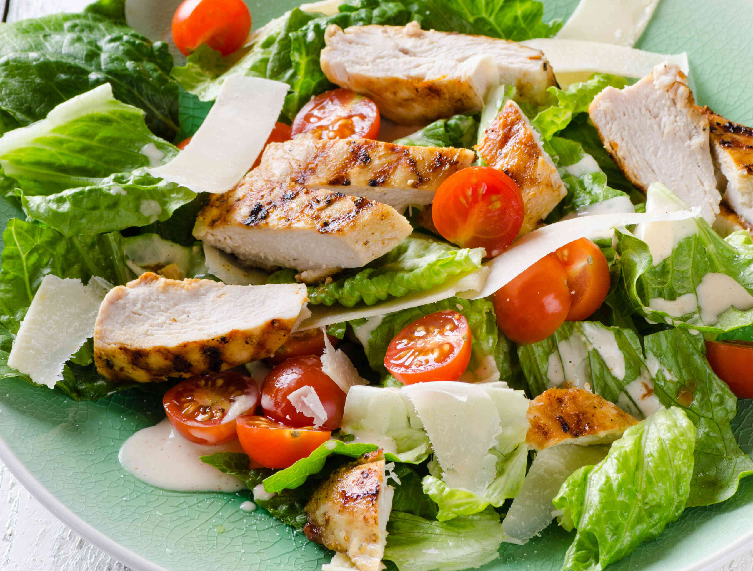 Salad ức gà là một món ăn lành mạnh, giàu protein và chất xơ.