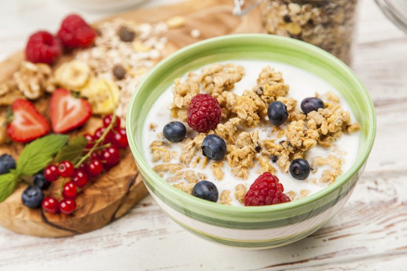 Sáng ăn gì để giảm cân? Sữa chua và yến mạch
