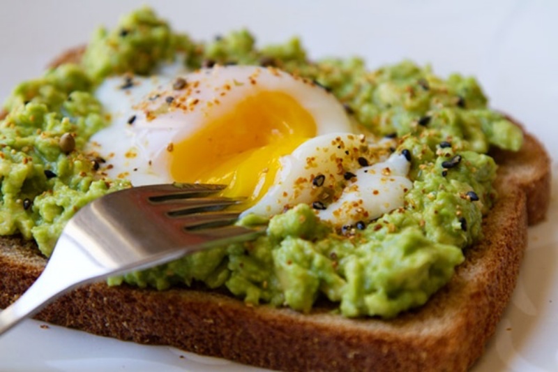 Sáng ăn gì để giảm cân? Bơ nghiền và trứng