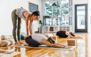 Nên tập yoga theo chuyên gia hướng dẫn.