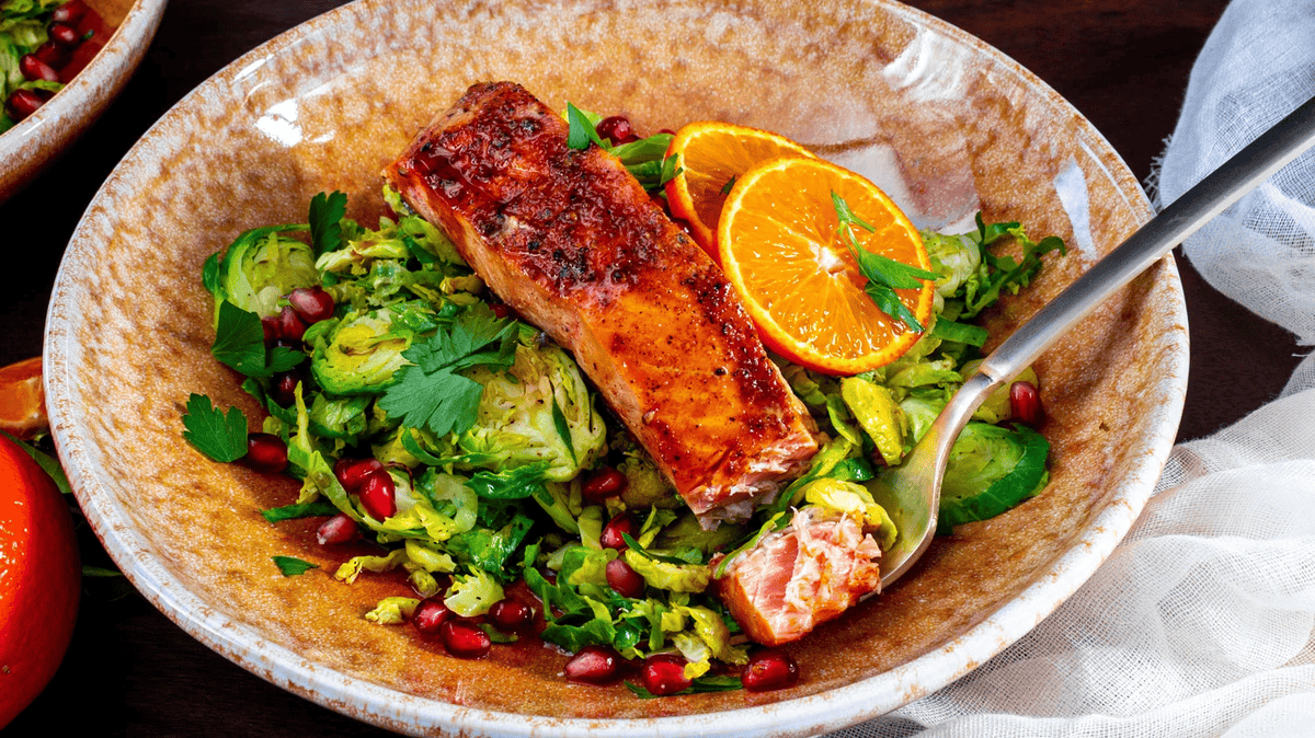 Cá hồi nướng chứa protein giúp xây dựng và duy trì cơ bắp, chất béo omega-3 có tác dụng chống viêm và hỗ trợ giảm cân.