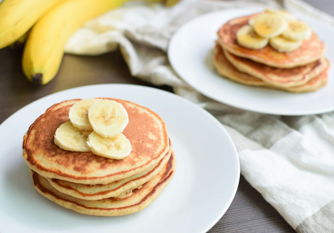 Buổi sáng với bánh pancake chuối, yến mạch giúp bổ sung vitamin, khoáng chất và chất xơ dồi dào.