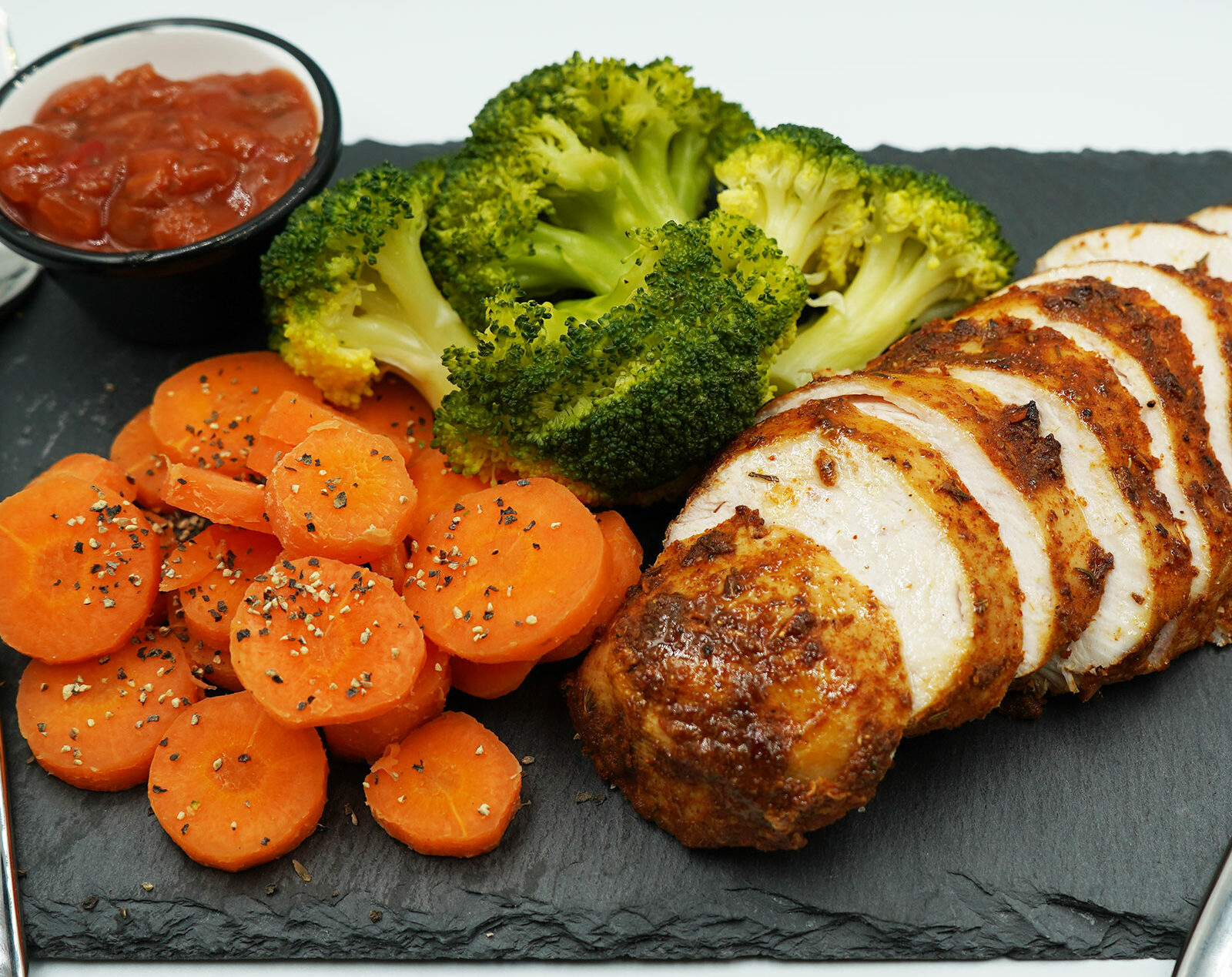 Ức gà nướng rau củ là một trong những món ăn giúp giảm cân, lên cơ.
