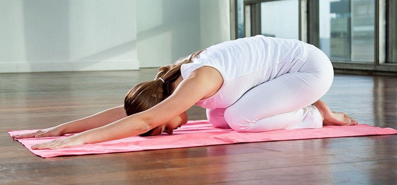 bài tập yoga chữa tê bì chân tay