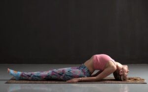 Matsyasana không những là một tư thế yoga đẹp dễ làm, mà còn giúp kéo giãn cột sống rất tốt.