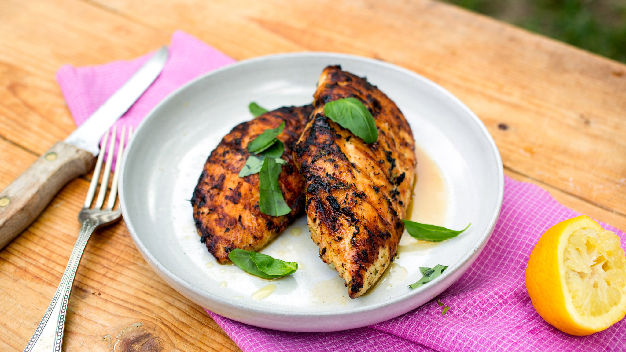 Ức gà cung cấp protein dồi dào, ít calo và chất béo.