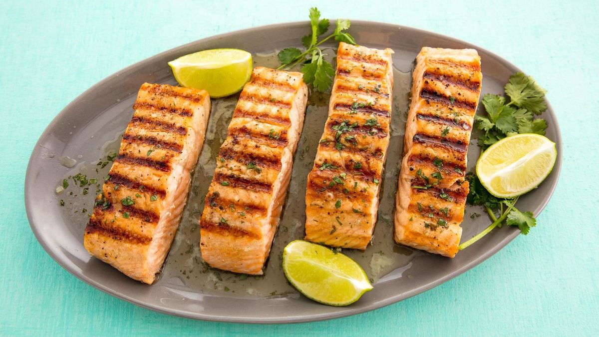 Cá hồi chứa nhiều protein, axit béo omega-3, ít calo.