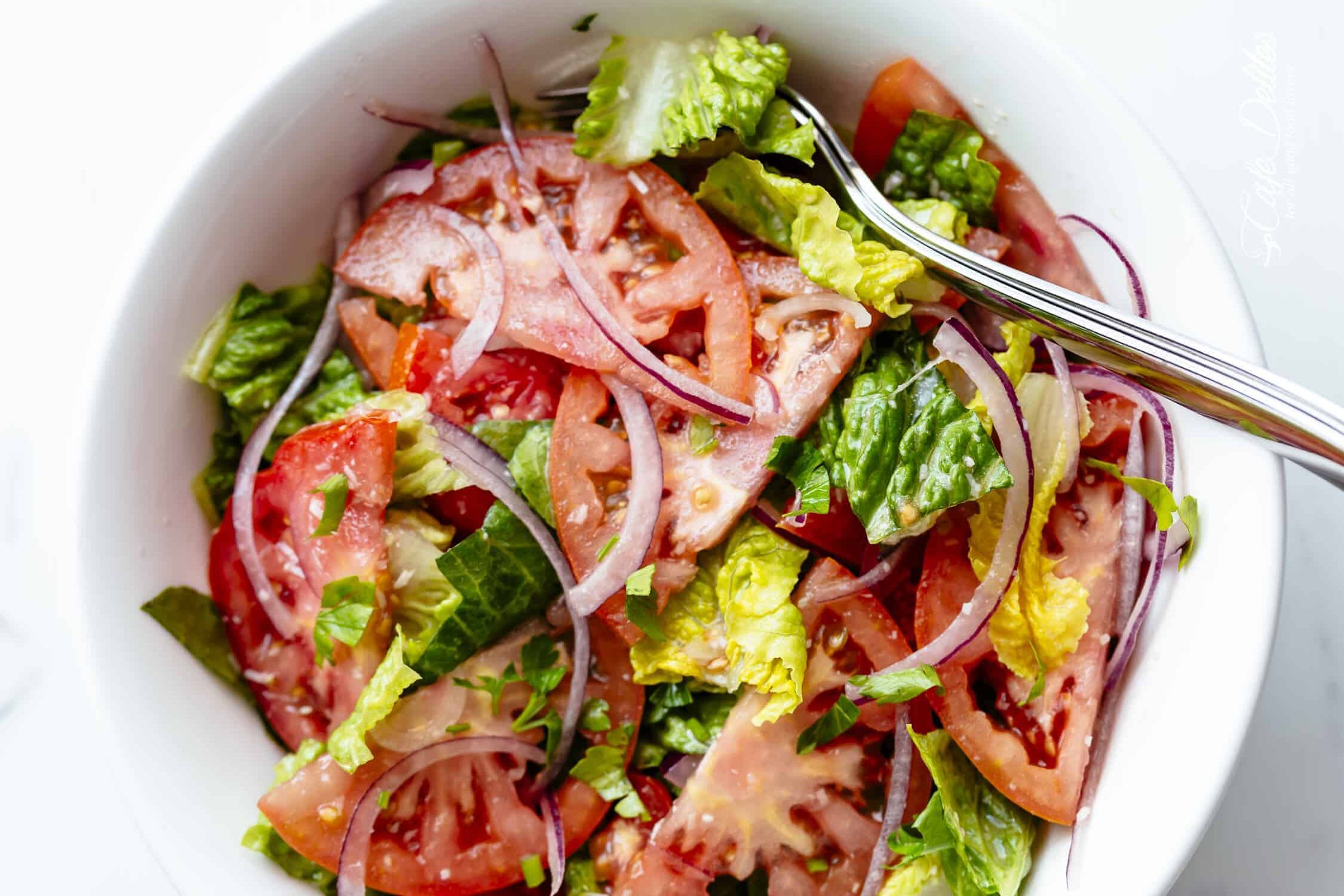 Salad cà chua là món ăn thanh mát, giảm cân nhanh.