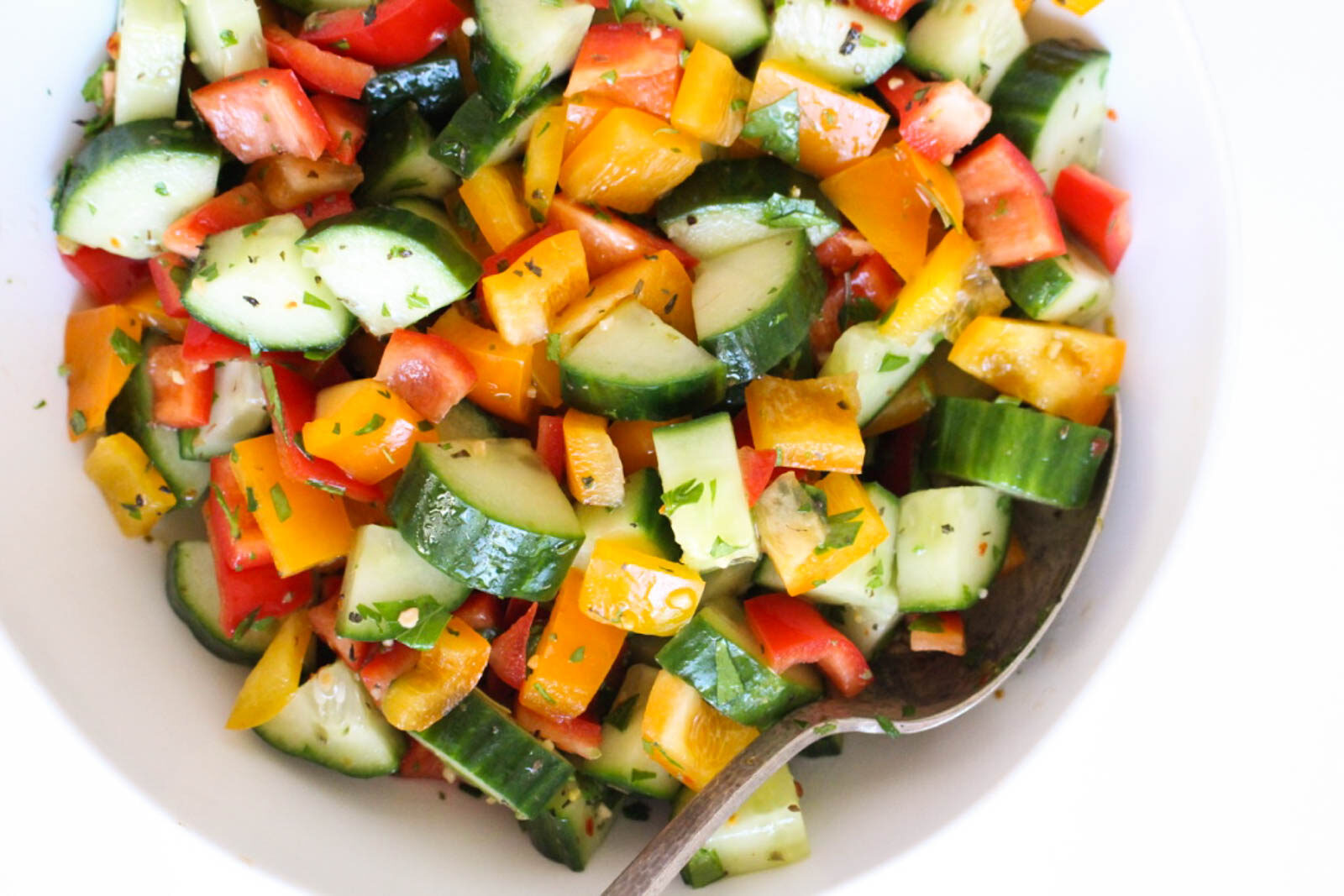 Salad dưa chuột là món ăn được nhiều người yêu thích, giúp giảm cân hiệu quả.