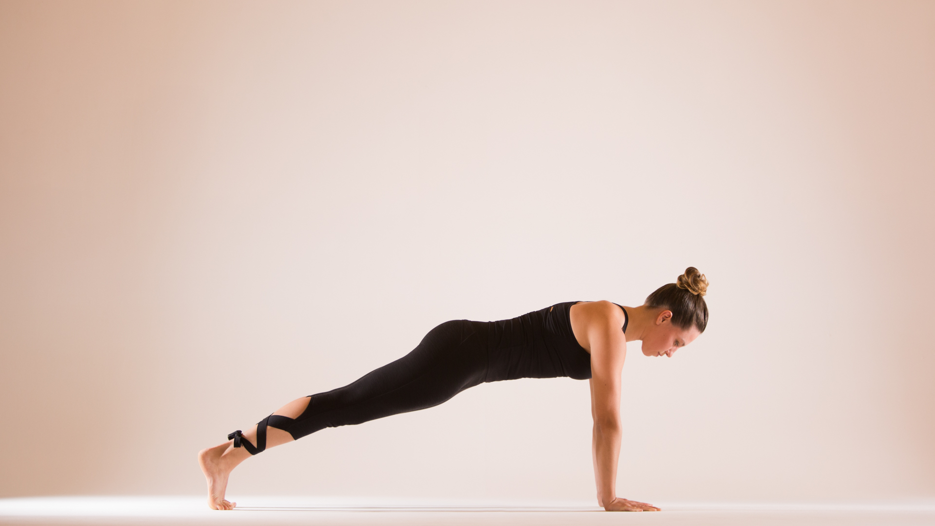 Plank Pose tác động lên toàn bộ cơ thể, đặc biệt là các cơ bắp ở cánh tay, vai, lưng và bụng.