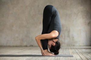 Tư thế Uttanasana giúp cơ thể giải phóng căng thẳng và stress tự nhiên.