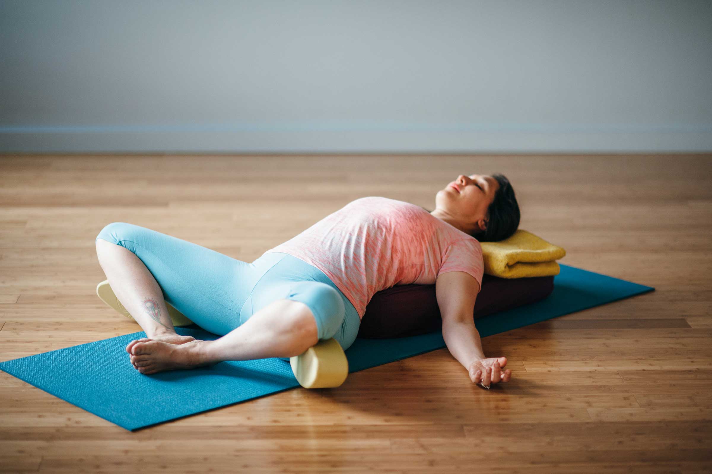 Việc nằm xuống và mở rộng cơ lưng giúp giảm căng thẳng tích tụ nhanh chóng.
