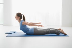 Tư thế Châu Chấu có thể là một bài tập yoga chữa thoát vị đĩa đệm hiệu quả giúp giảm đau.