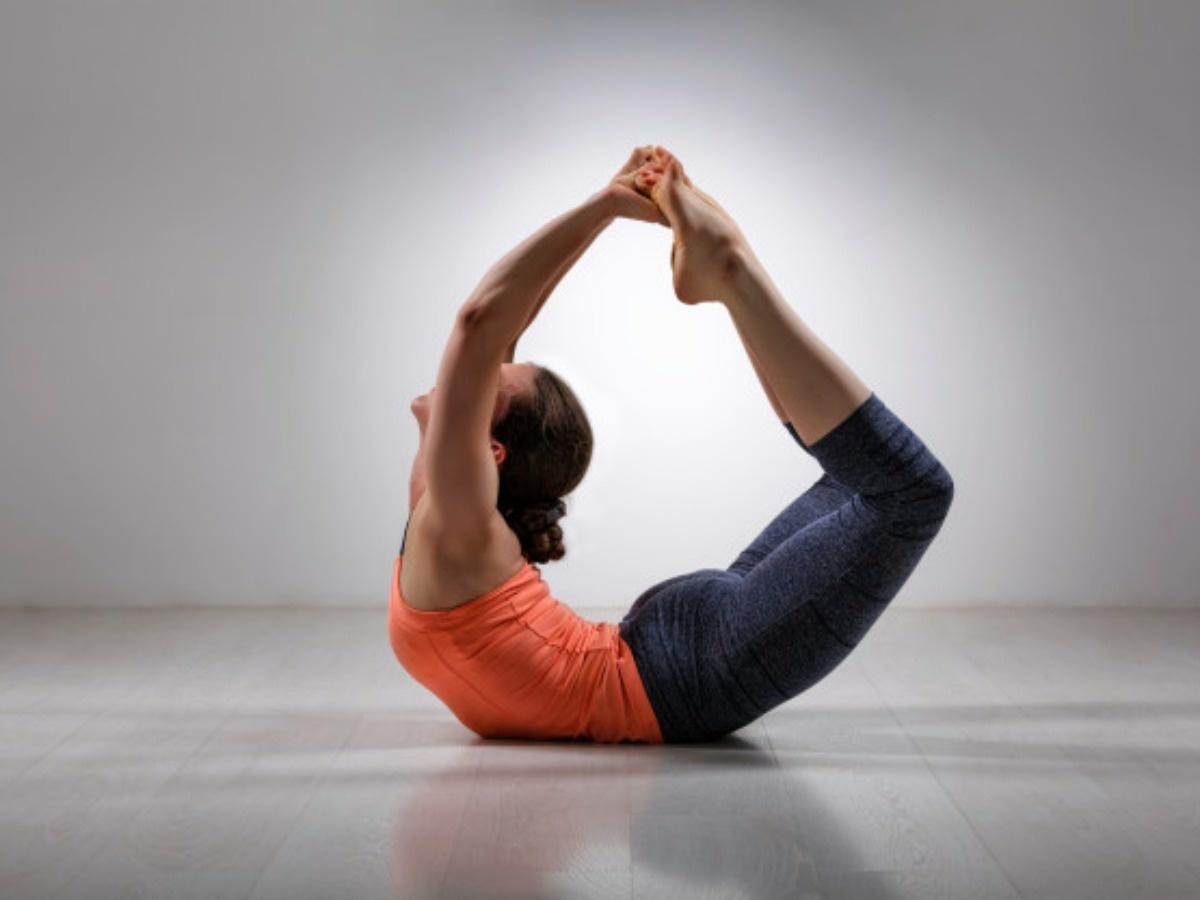 Tư thế Cánh Cung là một bài tập yoga giảm mỡ bụng đỉnh cao, tập trung vào việc tăng cường cơ bụng.