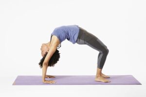 Tư thế bánh xe là một trong các tư thế yoga khó đòi hỏi người tập phải tập trung cao độ và giữ thăng bằng tốt.