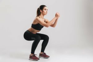 Squat rộng giúp đốt cháy mỡ mông và làm săn chắc cơ bắp.