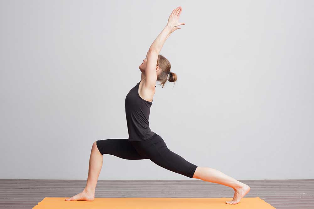Tư thế chiến binh 1 là bài tập yoga giúp mông to rất hiệu quả