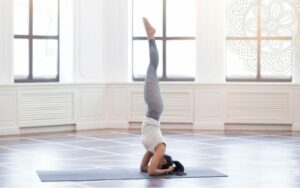 Tư thế trồng chuối yoga đem lại nhiều lợi ích cho sức khỏe người tập.