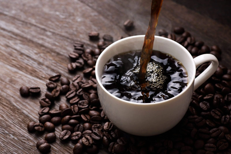 Caffeine kích thích trao đổi chất, tăng cường đốt cháy calo, và giảm cảm giác thèm ăn.