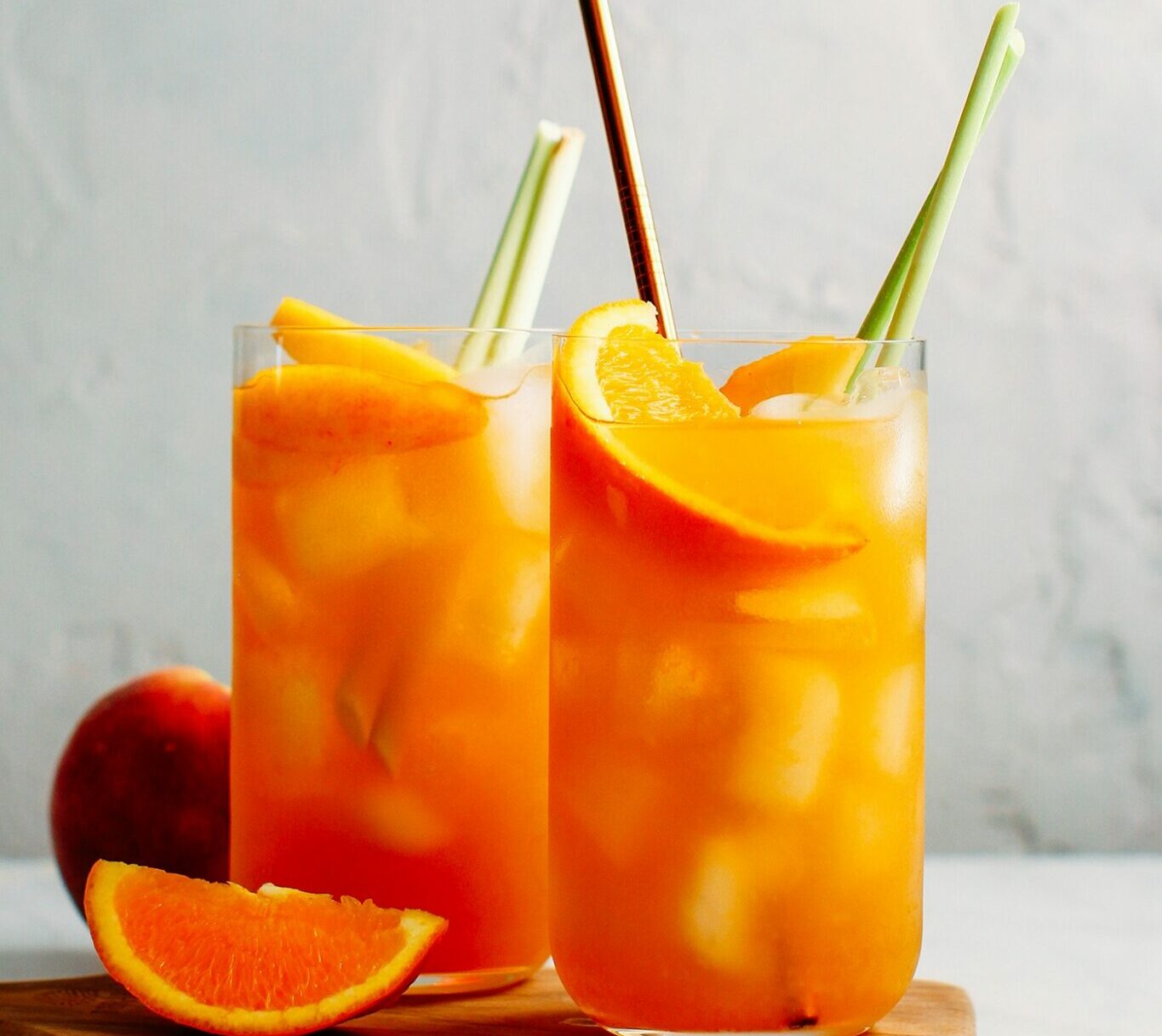 Trà đào cam sả là món uống được nhiều người yêu thích.