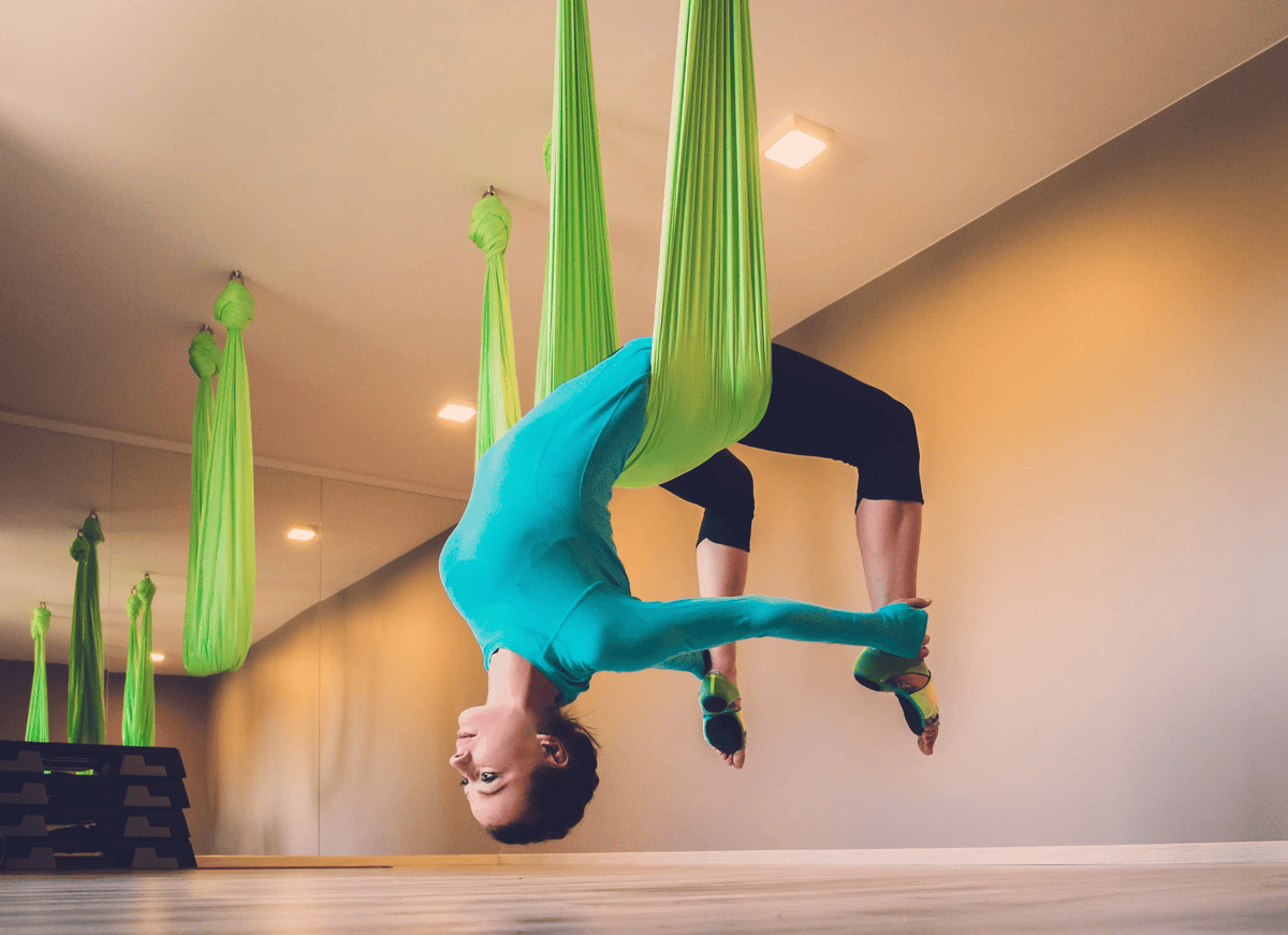 Yoga bay là gì? Yoga bay là sự kết hợp giữa các tư thế yoga với sự hỗ trợ của một sợi dây lụa. 