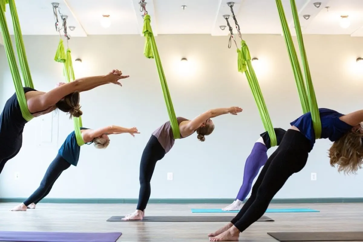 Yoga bay là bộ môn được nhiều người yêu thích hiện nay vì có nhiều công dụng với sức khỏe, tinh thần.