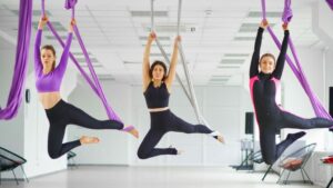 Nên tập luyện yoga bay dưới sự hướng dẫn của huấn luyện viên.