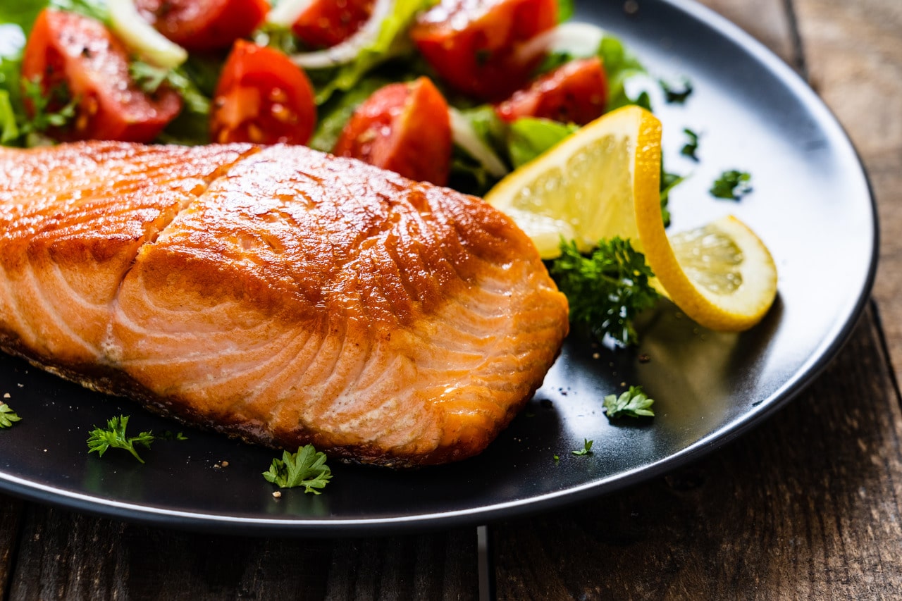 Cá hồi là một thực phẩm tăng cơ tốt cho sức khỏe.