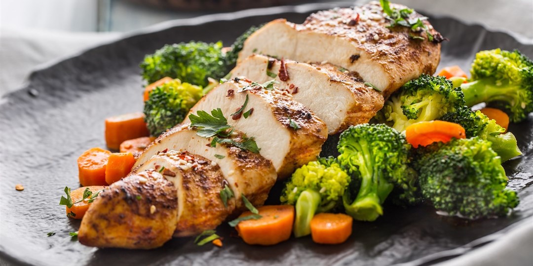 Có thể kết hợp ức gà với các loại rau củ quả khác khi chế biến ức gà cho người tập gym để món ăn thêm dinh dưỡng.