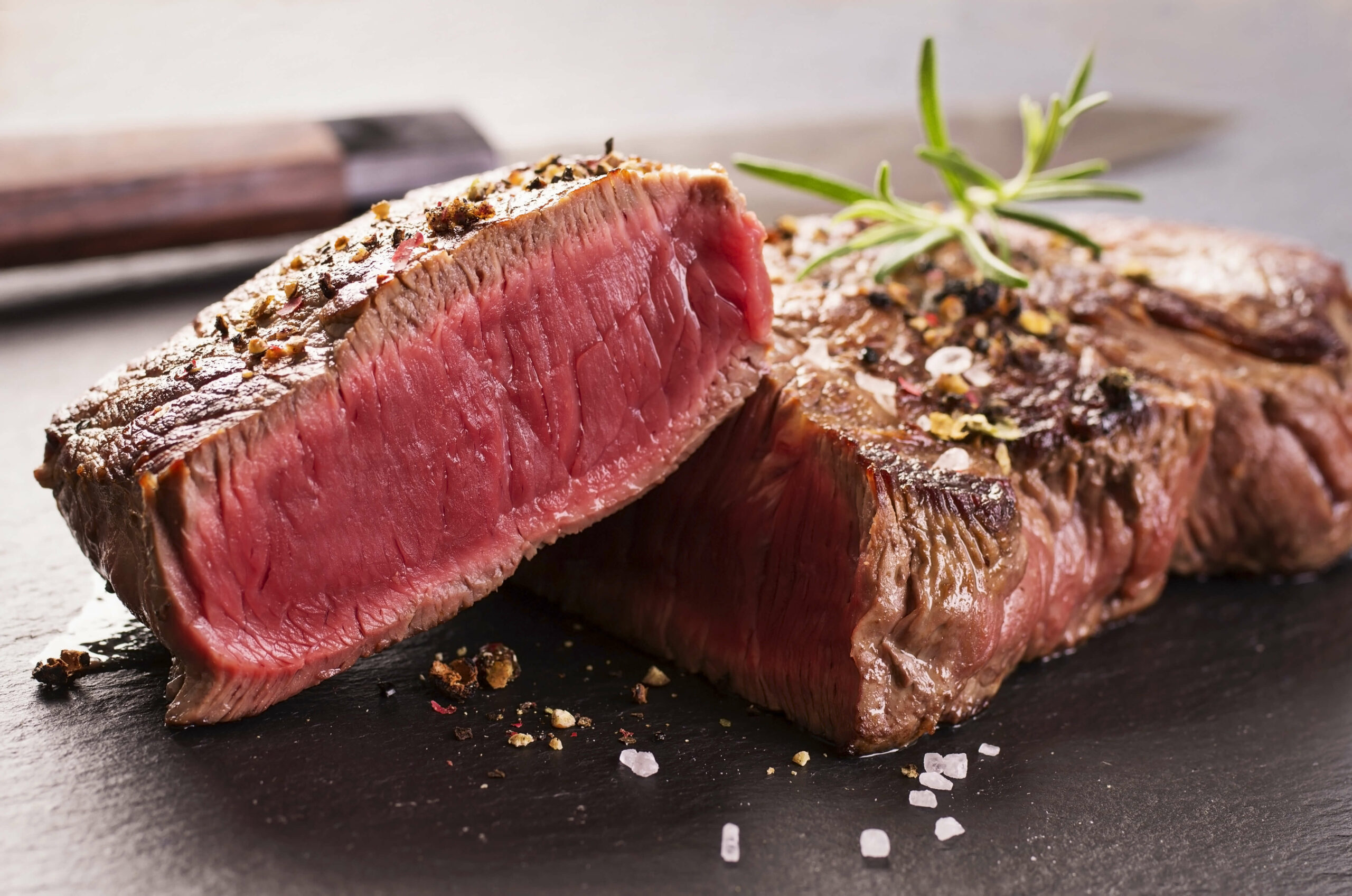 Thịt đỏ chứa protein chất lượng cao.