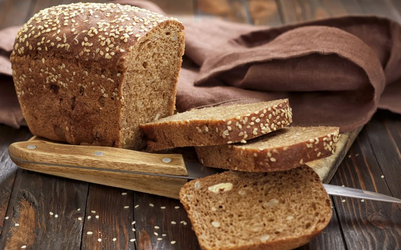 Bánh mì nguyên cám có nguồn carb phức tạp, chứa nhiều chất xơ.