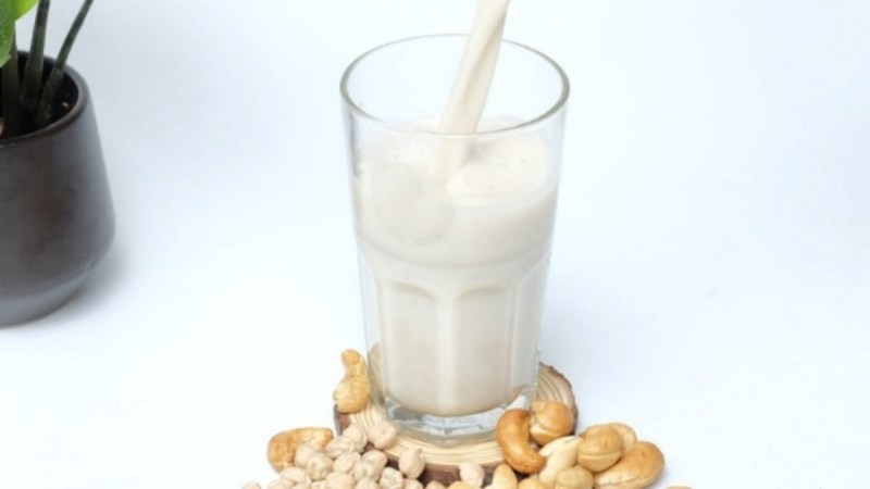 Uống sữa hạt giảm cân đậu gà, lá dứa