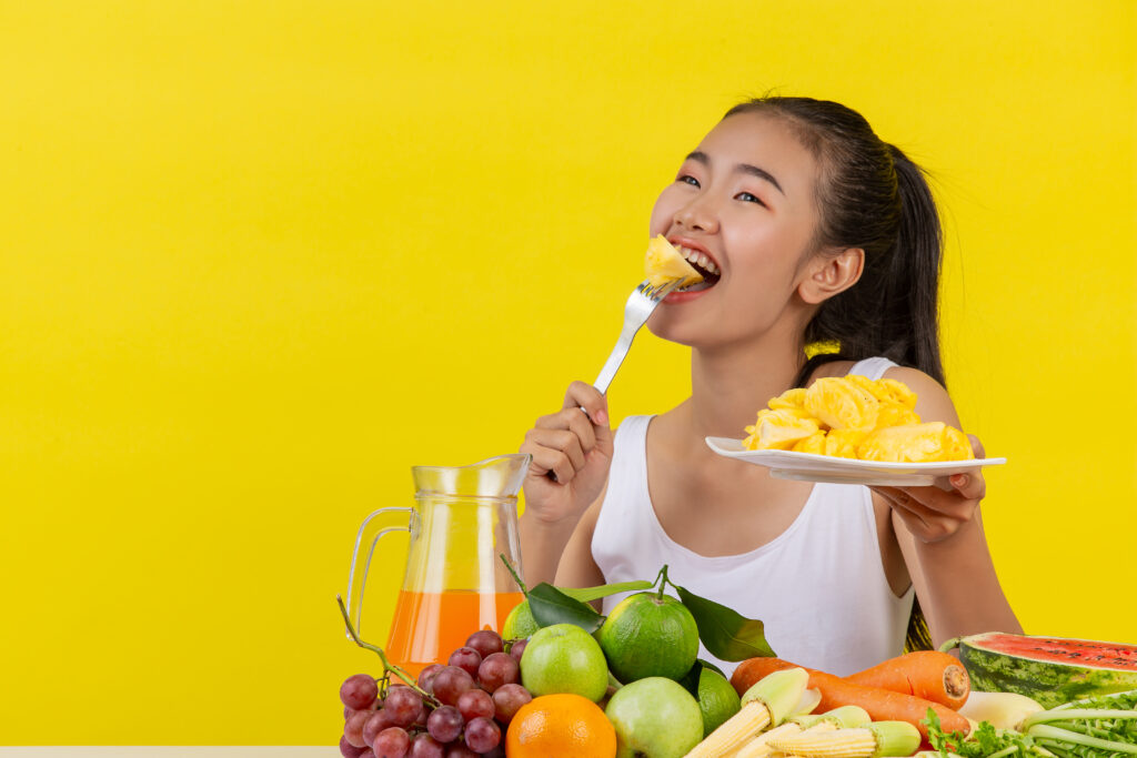 Lựa chọn các loại trái cây chứa nhiều vitamin, chất xơ, hạn chế trái cây nhiều đường, calo, chất béo.