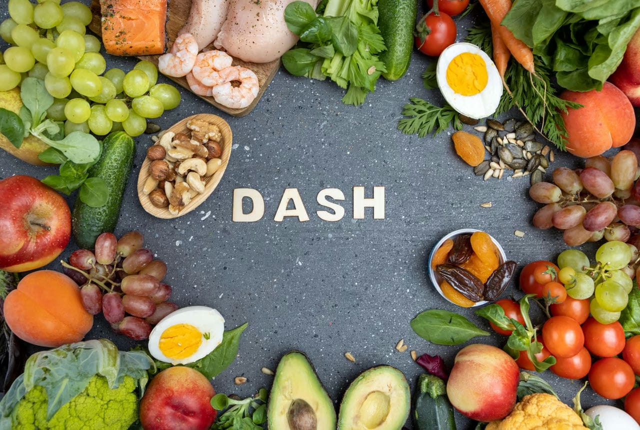 Chế độ ăn DASH tập trung vào thực phẩm ít béo, rau, trái cây, ngũ cốc nguyên hạt, cá, thịt gia cầm, các loại đậu.