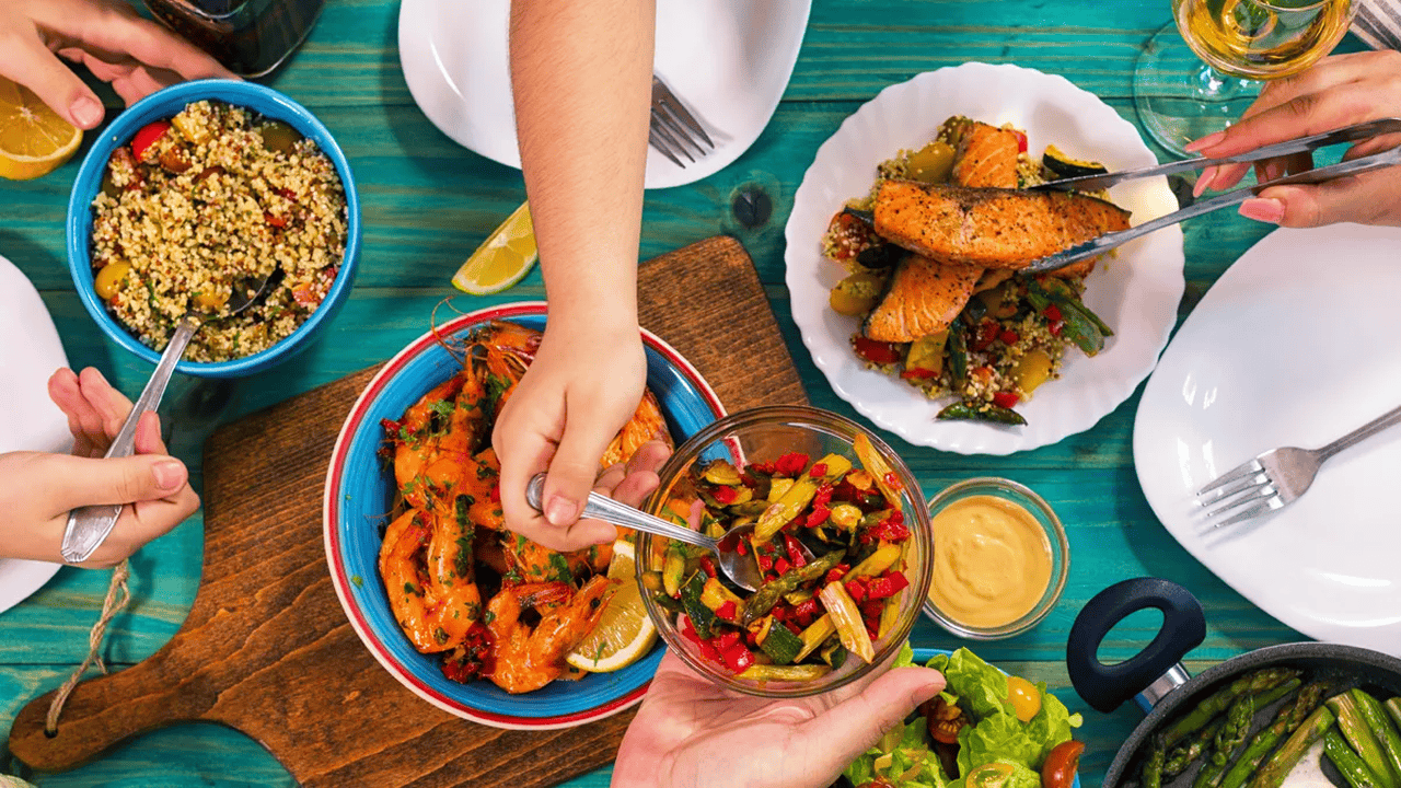 Chế độ ăn Địa Trung Hải giúp bạn ăn uống lành mạnh, đầy đủ dưỡng chất, kiểm soát cân nặng tốt.