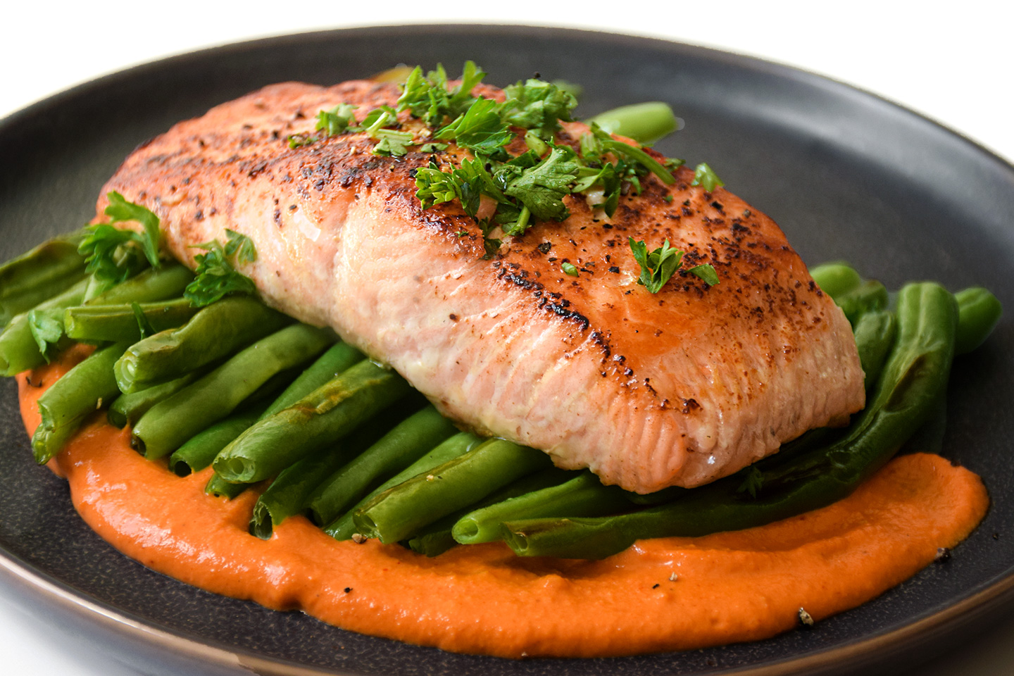 Cũng nên ăn thêm các loại cá béo như cá hồi để bổ sung axit béo omega-3 tốt cho tim mạch.